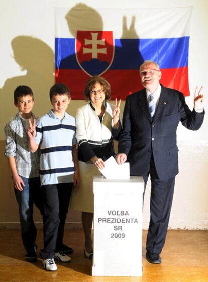 El presidente de Eslovaquia, Ivan Gasparovic, junto a su mujer y sus nietos