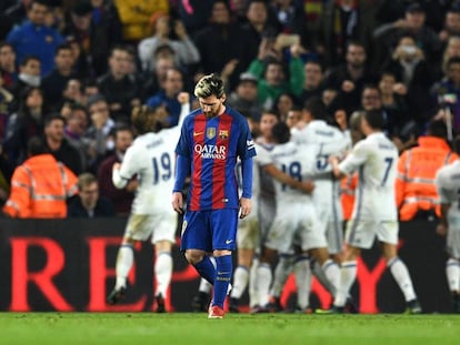 Messi mientras los jugadores del Real Madrid celebran el gol de Ramos.