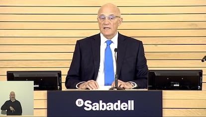 Imagen del presidente de Banco Sabadel, Josep Oliu, durante la retransmisión en streaming de la junta general de accionistas 2020.