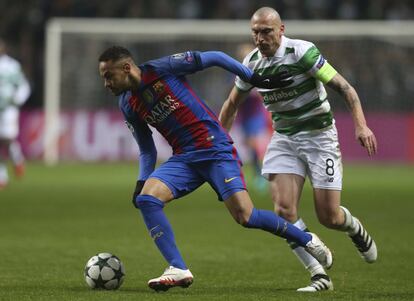 Neymar (izquierda) del FC Barcelona presionado por Scott Brown del Celtic.