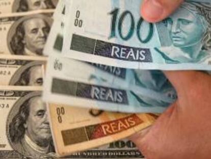 Detalle de unos billetes de real y dólar. EFE/Archivo