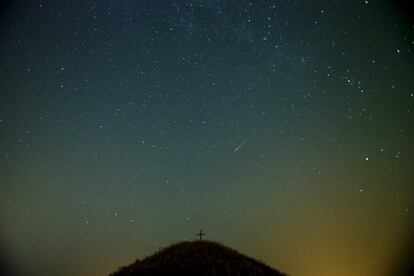 A meteor streaks across the sky over Leeberg hill during the Perseid meteor shower near Grossmugl in the early morning of August 13, 2015.   REUTERS/Heinz-Peter Bader SEARCH "THE NATURAL WORLD" FOR ALL 20 IMAGES      TPX IMAGES OF THE DAY     