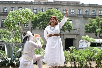 Clara Brugada protesta frente a la Suprema Corte por la violencia de género en Iztapalapa, en agosto de 2009.