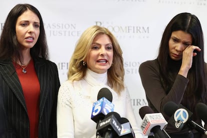 Faviola Dadis (izquierda) y Regina Simons (derecha), dos de las mujeres que han acusado por abusos sexuales a Steven Seagal, durante una rueda de prensa el pasado marzo en California con su abogada Lisa Bloom (en el centro).