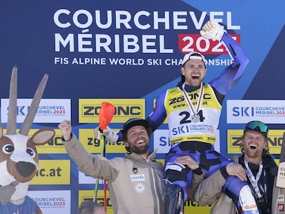 Alexandros Ginnis and his team celebrate his silver medal at the World Championships in Courchevel.