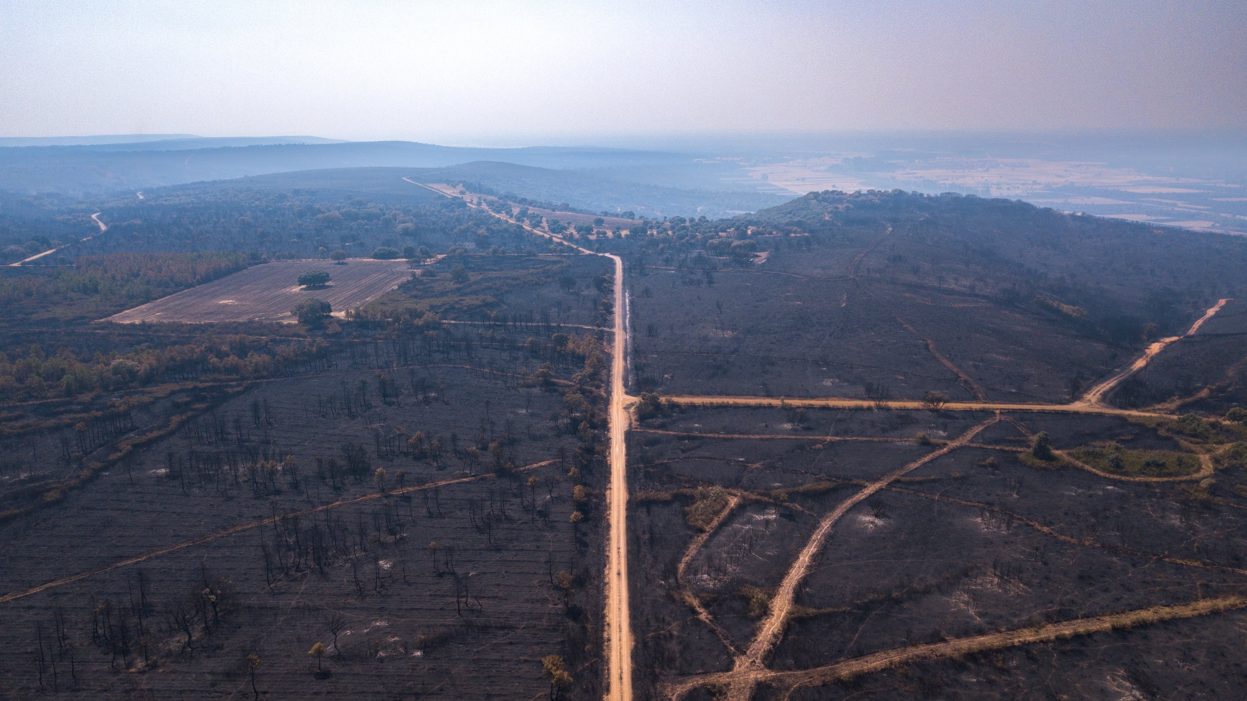 Viaje por 100 kilómetros de la línea de fuego: una semana de devastación e impotencia entre León y Zamora