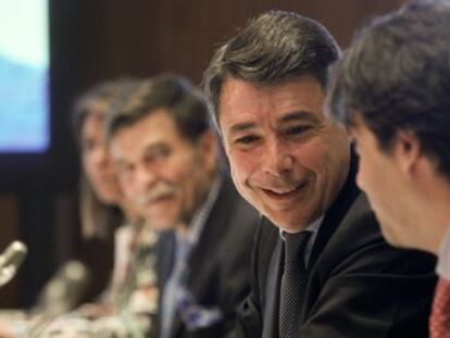 Ignacio González, en una reunión del Canal de Isabel II.