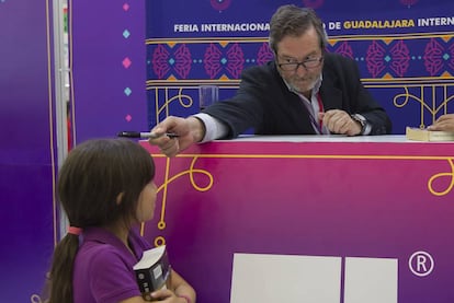 J.J Benítez firmando libros en la feria.