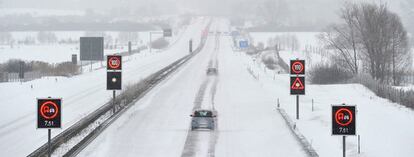 Una vista general de una carretera cubierta de nieve en Jacobsdorf, Alemania.