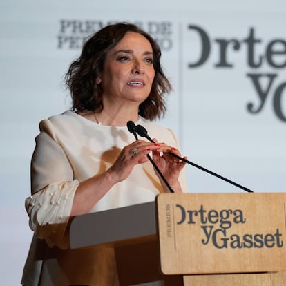 BARCELONA, 05/05/2025.- La directora de El País, Pepa Bueno, interviene durante la gala de la 42ª Edición de los Premios Ortega y Gasset de Periodismo que concede el diario El País este lunes, en Barcelona. EFE/ Alejandro García