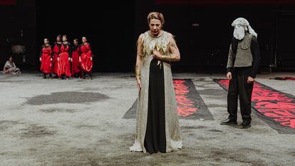 Una escena de la obra 'Ifigenia', en el Teatre Lliure.