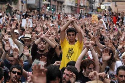 Decenas de indignados concentrados ante la comisaría de Valencia donde estaban los jóvenes detenidos tras la carga policial.