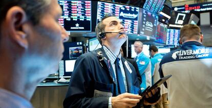 Economistas trabajan durante una nueva jornada en la Bolsa de Nueva York, en una fotografía de archivo.