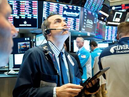 Economistas trabajan durante una nueva jornada en la Bolsa de Nueva York, en una fotografía de archivo.