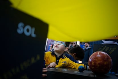 Niños aprenden sobre el sistema solar en Santiago (Chile).