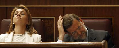 María Dolores de Cospedal y Mariano Rajoy en el pleno extraordinario del 10 de septiembre en el que el presidente informó al Congreso de las medidas contra la crisis.