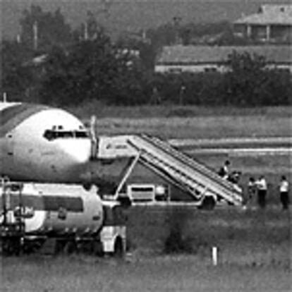 Momento en que los 15 niños que viajaban en el avión secuestrado abandonan el aparato tras una negociación con el pirata aéreo