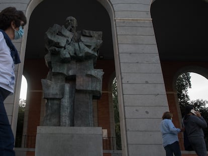 Estatua de Francisco Largo Caballero, en el paseo de la Castellana, en Madrid.