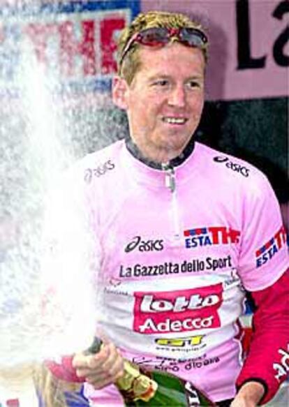 Verbrugghe, con la primera <b></b><i>maglia</i> <b></b><i>rosa</i> del Giro 2001.