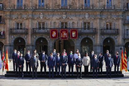 El rey Felipe junto con el presidente del Gobierno, Pedro Sánchez posan para la foto de familia de la XXIV Conferencia de Presidentes.
