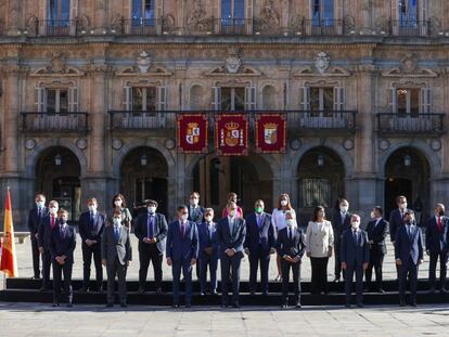 El rey Felipe junto con el presidente del Gobierno, Pedro Sánchez posan para la foto de familia de la XXIV Conferencia de Presidentes.
