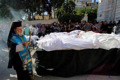 El arzobispo griego ortodoxo Alexios durante un rezo por los palestinos muertos en los ataques aéreos israelíes contra una iglesia griega ortodoxa, en la ciudad de Gaza.