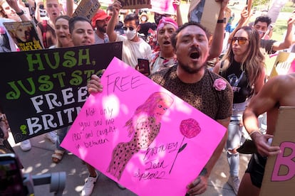Ativistas do movimento Free Britney em frente ao tribunal que analisa seu caso, em Los Angeles. 