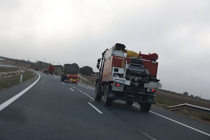 Un convoy de la Unidad Militar de Emergencias (UME), camino de Valencia por la A-3. 