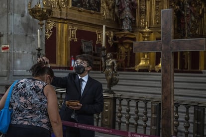 Los clérigos tenían prohibido tocar a las personas, por lo que la tradicional cruz fue remplazada solo por la bendición con ceniza sobre los fieles en Ciudad de México.