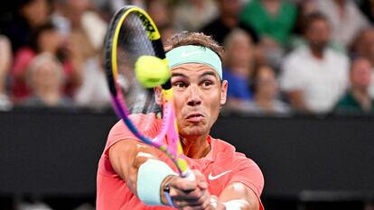 Nadal golpea de revés durante el partido contra Thiem en Brisbane.