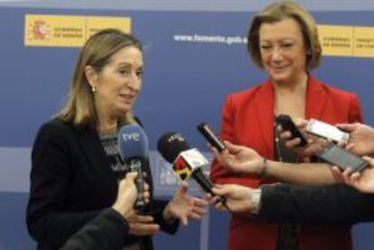 La presidenta de Aragón, Luisa Fernanda Rudi y la ministra de Fomento, Ana Pastor.