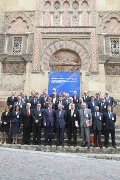 Los expertos que ayer participaron en el foro de la Alianza de Civilizaciones, ante la Mezquita de Córdoba.