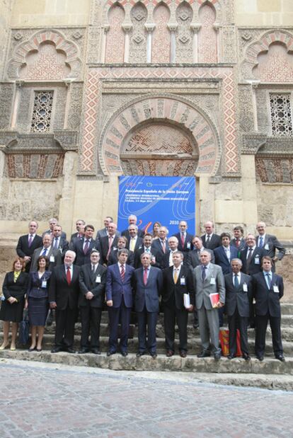 Los expertos que ayer participaron en el foro de la Alianza de Civilizaciones, ante la Mezquita de Córdoba.