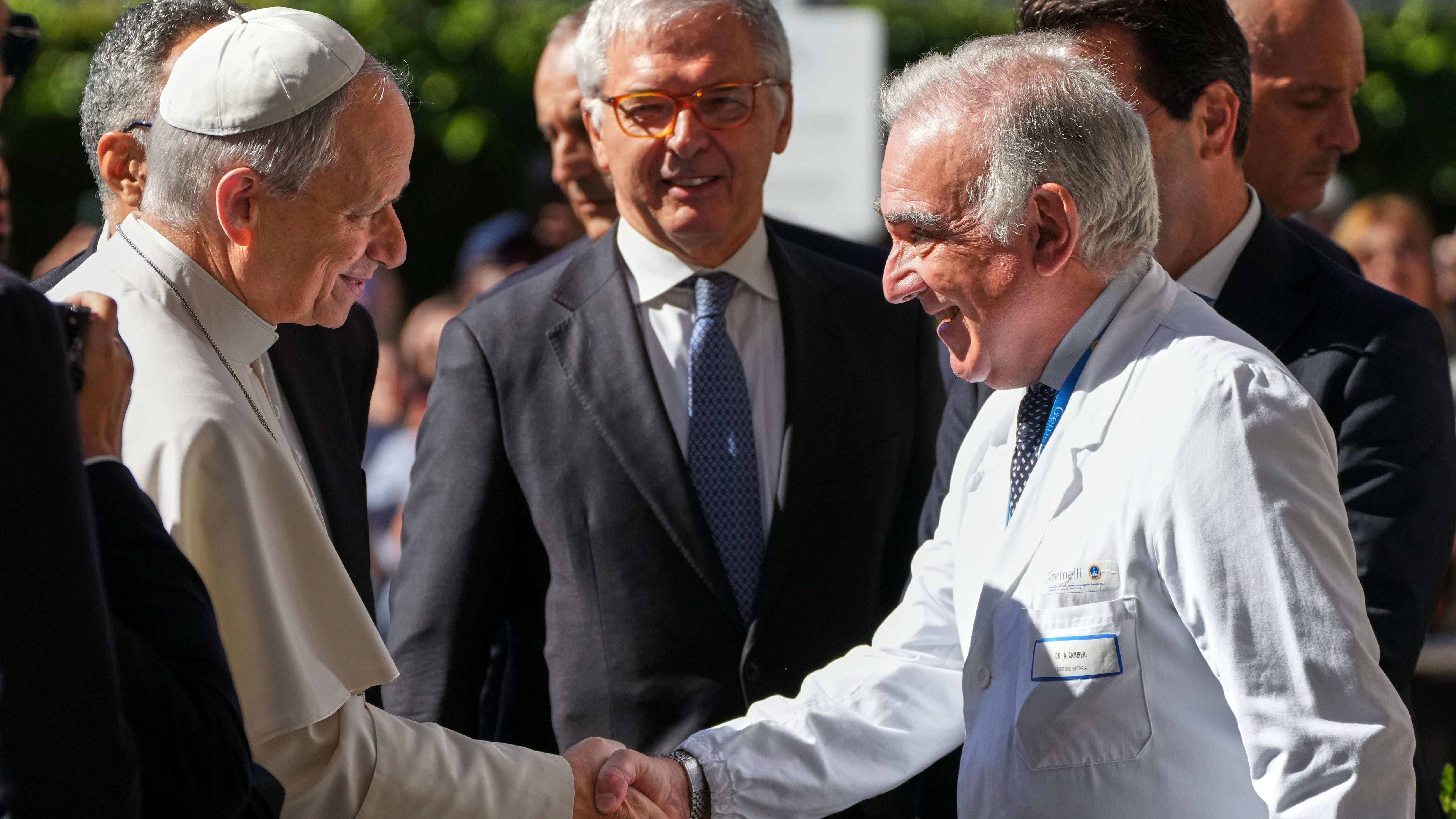 El Vaticano anuncia que la operación de pulmón del Papa ha concluido “positivamente”