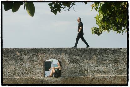 Maribel Verdú en una de las ventanas de la ciudad amurallada de Cartagena de Indias.