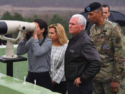Pence, durante su visita a la Zona Desmilitarizada.