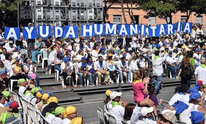 Voluntarios que colaboran en la llegada de ayuda humanitaria a Venezuela, el pasado sábado.