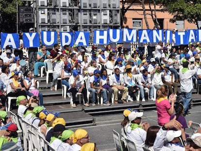 Voluntarios que colaboran en la llegada de ayuda humanitaria a Venezuela, el pasado sábado.