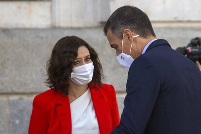 La presidenta de la Comunidad de Madrid, Isabel Díaz Ayuso, recibe al presidente del Gobierno, Pedro Sánchez, en la sede del Ejecutivo autonómico en la Puerta del Sol en Madrid para tratar sobre la evolución de la pandemia en la región, el 21 de septiembre de 2020.