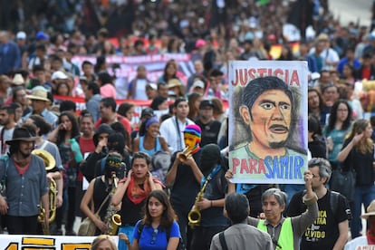 Una manifestante lleva un letrero que recuerda a Samir Flores, activista medioambiental asesinado en Morelos, el 20 de febrero de 2019.