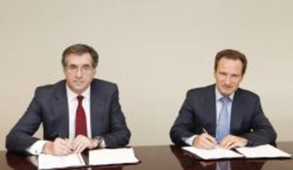 Ignacio Sánchez Asiaín (izq), director general de Kutxabank, y Walter de Luna (dcha), director general de Sareb, en la firma del acuerdo para la nueva Hipoteca Sareb-Kutxabank.