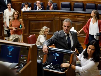 Los diputados de Vox abandonan el Hemiciclo y dejan los auriculares en el escaño de Pedro Sánchez en el pleno del martes.