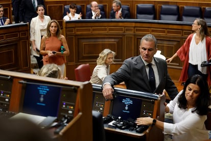 Los diputados de Vox abandonan el Hemiciclo y dejan los auriculares en el escaño de Pedro Sánchez en el pleno del martes.