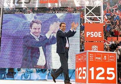 El presidente Rodríguez Zapatero celebra su victoria del 14-M en el mismo ruedo en el que se proclamó candidato en 2002.