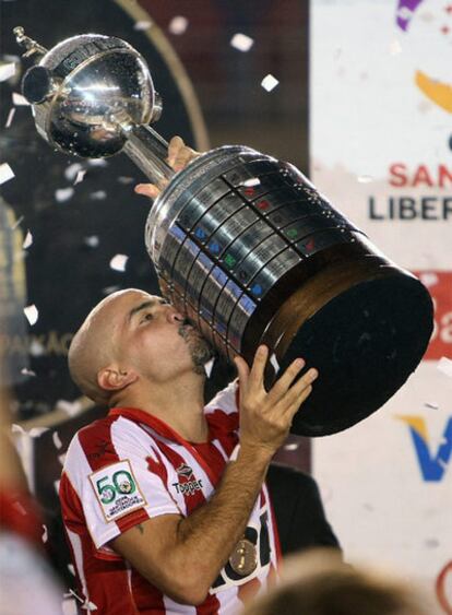 Verón, jugador del Estudiantes de la Plata de Argentina celebra el título de la Copa Libertadores de fútbol