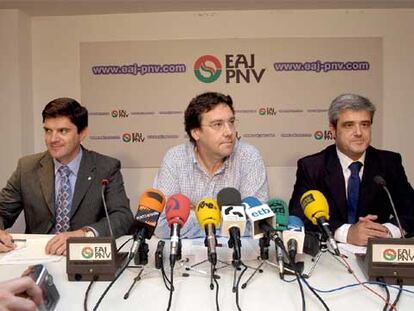 El presidente del PNV en Álava, Iñaki Gerenabarrena (centro), junto a Álvaro Iturritxa (izquierda) y Mikel Martínez, durante la rueda de prensa en Vitoria.