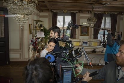 Rodaje de un momento de tensión dramática en la telenovela turca Çocuk, en la que participan Nazan Kesal (conocida por su papel en “La señora Fazilet y sus hijas”) y Serhat Teoman (conocido por sus papeles en “Madre” y “Dos hermanos y un mismo amor”).