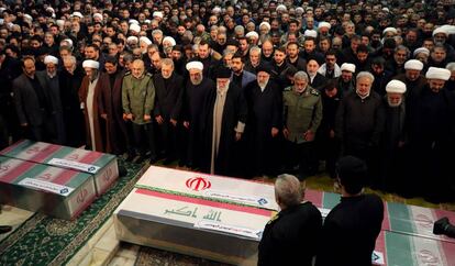 El líder supremo iraní Ali Jamenei (centro), durante el funeral de Soleiman.