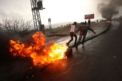 Palestinos queman neumáticos durante las protestas por el anuncio de Israel de ampliar los asentamiento en zona palestina cerca de la aldea cisjordana de Silwad, al noreste de Ramala.