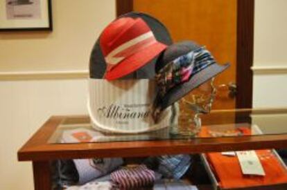 El sombrero cloch&eacute; de mujer, un estilo que se hizo muy popular en los a&ntilde;os veinte y que &uacute;ltimamente ha vuelto a ponerse de moda, es uno de los modelos que pueden conseguirse en Albi&ntilde;ana.